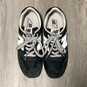 New Balance Women’s 996 Sneaker in Navy Blue